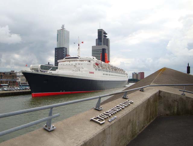 Cruiseschip ms Queen Elizabeth II van Cunard Line aan de Cruise Terminal Rotterdam